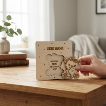 Quadratische Holzkarte aus Birkensperrholz mit herausnehmbarem Tiermotiv und individueller Namensgravur